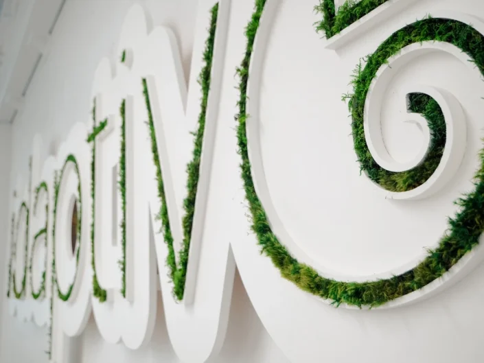 kutu harf içerisine yosun dolgu detayı